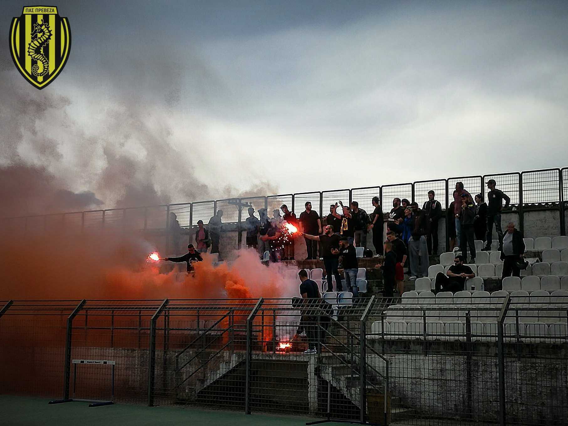 Με καπνογόνα και συνθήματα η προπόνηση του ΠΑΣ Πρέβεζα (pics)